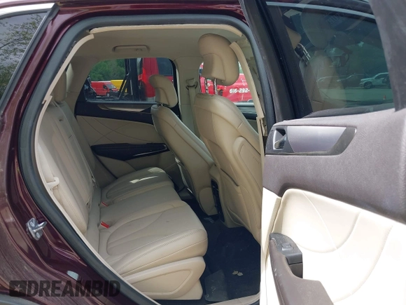 2018 Lincoln MKC Premiere z VIN 5LMCJ1C98JUL30207, wystawiony jako IAAI lot #42275853 z przebiegiem 51 206 mil mil oraz . Historia ofert i sprzedaży dostępna na DreamBid. Obrazek 8.