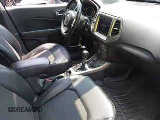2018 Jeep Compass Latitude z VIN 3C4NJDBB4JT100129, wystawiony jako IAAI lot #42472329 z przebiegiem 178 340 mil mil oraz . Historia ofert i sprzedaży dostępna na DreamBid. Obrazek 5.