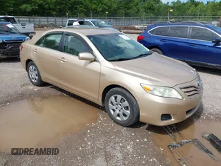 2011 Toyota Camry LE z VIN 4T1BF3EK6BU133811, wystawiony jako IAAI lot #42319307 z przebiegiem 128 302 mil mil oraz . Historia ofert i sprzedaży dostępna na DreamBid. Obrazek 1.