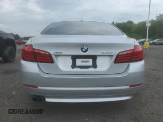 2013 BMW 5 Series 528i xDrive z VIN WBAXH5C54DD115031, wystawiony jako Copart lot #59045935 z przebiegiem 183 658 mil mil oraz Tytuł czysty. Historia ofert i sprzedaży dostępna na DreamBid. Obrazek 6.