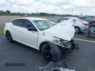 2024 Nissan Altima SR z VIN 1N4BL4CVXRN427304, wystawiony jako IAAI lot #42194928 z przebiegiem 10 679 mil mil oraz . Historia ofert i sprzedaży dostępna na DreamBid. Obrazek 1.