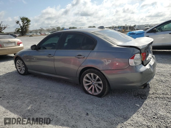 2009 BMW 3 Series 328i z VIN WBAPH77589NM47268, wystawiony jako Copart lot #57877405 z przebiegiem 157 930 mil mil oraz Szkoda całkowita • Salvage title. Historia ofert i sprzedaży dostępna na DreamBid. Obrazek 2.