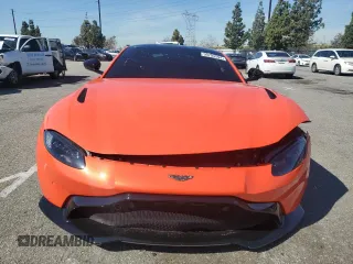 2020 Aston Martin Vantage z VIN SCFSMGAW4LGN03925, wystawiony jako Copart lot #50793594 z przebiegiem Nie podano mil oraz Szkody całkowita. Historia ofert i sprzedaży dostępna na DreamBid. Obrazek 5.