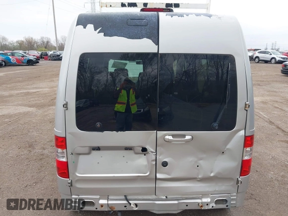 2010 Ford Transit Connect XLT z VIN NM0KS9BN0AT020410, wystawiony jako IAAI lot #41962010 z przebiegiem 253 627 mil mil oraz . Historia ofert i sprzedaży dostępna na DreamBid. Obrazek 12.