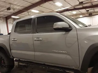 2019 Toyota Tacoma SR z VIN 3TMCZ5AN1KM232360, wystawiony jako IAAI lot #42006355 z przebiegiem 133 909 mil mil oraz . Historia ofert i sprzedaży dostępna na DreamBid. Obrazek 14.