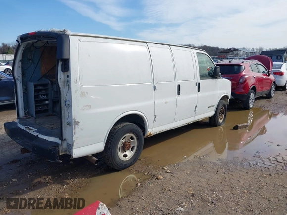 2004 GMC Savana Cargo Van with VIN 1GTHG35U541132912, listed as a IAAI auction lot 41539124 with 367,102 mi miles. Bid and sale history available at carsss.com. Image 4.