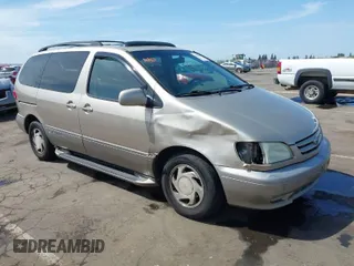 2002 Toyota Sienna LE with VIN 4T3ZF13C32U486822, listed as a IAAI auction lot 42019920 with 212,606 mi miles. Bid and sale history available at carsss.com. Image 1.