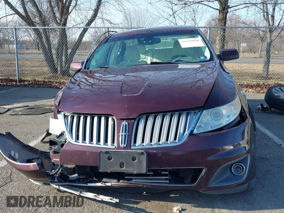 2011 Lincoln MKS z VIN 1LNHL9ERXBG603713, wystawiony jako IAAI lot #41215820 z przebiegiem 133 888 mil mil oraz . Historia ofert i sprzedaży dostępna na DreamBid. Obrazek 12.