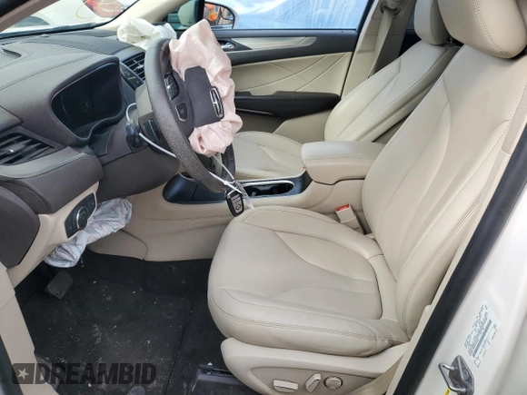 2019 Lincoln MKC Standard with VIN 5LMCJ1D95KUL45392, listed as a Copart auction lot 82561394 with 104,748 mi miles and Salvage Title. Bid and sale history available at DreamBid. Image 7.