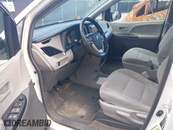 2017 Toyota Sienna L z VIN 5TDZZ3DC2HS791742, wystawiony jako IAAI lot #42254128 z przebiegiem 236 332 mil mil oraz . Historia ofert i sprzedaży dostępna na DreamBid. Obrazek 5.