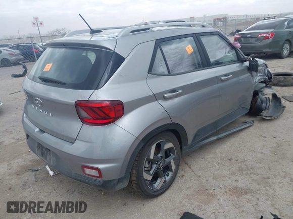 2024 Hyundai Venue SEL z VIN KMHRC8A36RU333987, wystawiony jako IAAI lot #41710436 z przebiegiem 7 701 mil mil oraz . Historia ofert i sprzedaży dostępna na DreamBid. Obrazek 4.