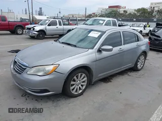 2013 Chrysler 200 Touring z VIN 1C3CCBBB5DN672082, wystawiony jako IAAI lot #42352481 z przebiegiem 170 311 mil mil oraz . Historia ofert i sprzedaży dostępna na DreamBid. Obrazek 2.