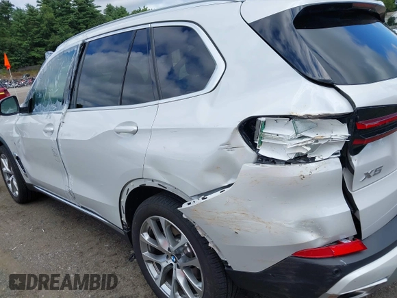 2024 BMW X5 xDrive40i z VIN 5UX23EU07R9S40743, wystawiony jako IAAI lot #40135118 z przebiegiem 303 mil mil oraz . Historia ofert i sprzedaży dostępna na DreamBid. Obrazek 6.