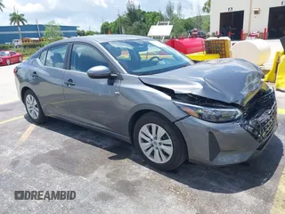 2025 Nissan Sentra S z VIN 3N1AB8BV3SY282927, wystawiony jako IAAI lot #42473841 z przebiegiem 11 864 mil mil oraz . Historia ofert i sprzedaży dostępna na DreamBid. Obrazek 1.
