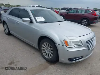 2012 Chrysler 300 z VIN 2C3CCAAG4CH117834, wystawiony jako IAAI lot #42429428 z przebiegiem 226 738 mil mil oraz . Historia ofert i sprzedaży dostępna na DreamBid. Obrazek 1.