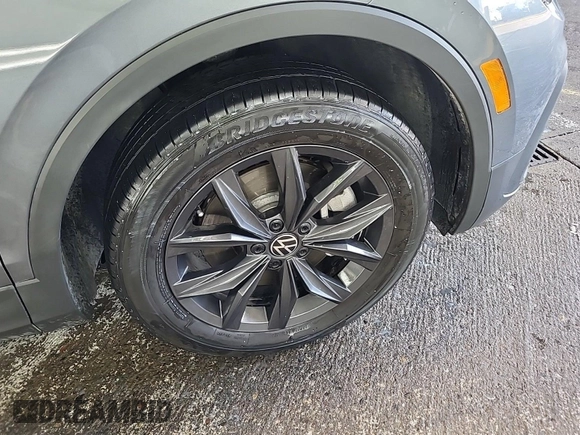 2024 Volkswagen Tiguan SE z VIN 3VV3B7AX7RM106937, wystawiony jako IAAI lot #42845192 z przebiegiem 32 134 mil mil oraz . Historia ofert i sprzedaży dostępna na DreamBid. Obrazek 24.