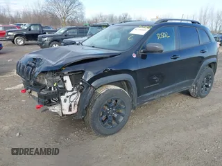 2020 Jeep Cherokee Trailhawk z VIN 1C4PJMBX5LD532516, wystawiony jako IAAI lot #41730502 z przebiegiem 85 543 mil mil oraz . Historia ofert i sprzedaży dostępna na DreamBid. Obrazek 2.