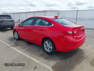 2017 Chevrolet Cruze LT z VIN 1G1BE5SM7H7121403, wystawiony jako IAAI lot #42082400 z przebiegiem 34 720 mil mil oraz . Historia ofert i sprzedaży dostępna na DreamBid. Obrazek 3.