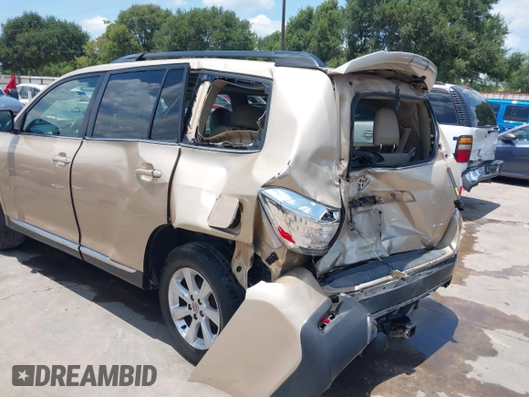2011 Toyota Highlander z VIN 5TDBK3EH2BS042799, wystawiony jako IAAI lot #39900598 z przebiegiem 232 331 mil mil oraz . Historia ofert i sprzedaży dostępna na DreamBid. Obrazek 19.
