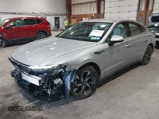 2024 Hyundai Sonata SEL z VIN KMHL64JA8RA401941, wystawiony jako IAAI lot #42085349 z przebiegiem 3722 mil mil oraz . Historia ofert i sprzedaży dostępna na DreamBid. Obrazek 2.