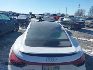 2024 Audi e-tron GT Premium Plus z VIN WAUFJBFW6R7004635, wystawiony jako IAAI lot #41409251 z przebiegiem 7718 mil mil oraz . Historia ofert i sprzedaży dostępna na DreamBid. Obrazek 16.