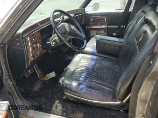 1991 Cadillac Brougham z VIN 1G6DW54E6MR718286, wystawiony jako Copart lot #54732145 z przebiegiem Nie podano mil oraz Tytuł czysty. Historia ofert i sprzedaży dostępna na DreamBid. Obrazek 7.
