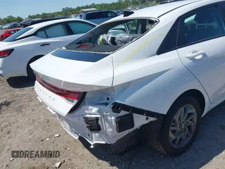 2024 Hyundai Elantra SEL z VIN KMHLM4DG1RU721834, wystawiony jako IAAI lot #41989186 z przebiegiem 19 877 mil mil oraz . Historia ofert i sprzedaży dostępna na DreamBid. Obrazek 6.
