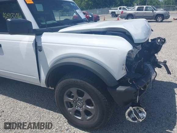 2025 Ford Bronco Big Bend z VIN 1FMDE7BH3SLA43579, wystawiony jako IAAI lot #42533206 z przebiegiem 2 958 mil mil oraz . Historia ofert i sprzedaży dostępna na DreamBid. Obrazek 17.