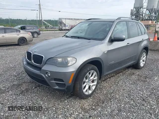 2011 BMW X5 35i z VIN 5UXZV4C50BL743135, wystawiony jako IAAI lot #42296920 z przebiegiem 100 447 mil mil oraz . Historia ofert i sprzedaży dostępna na DreamBid. Obrazek 2.