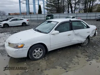 1998 Toyota Camry LE z VIN 4T1BG28K1WU308474, wystawiony jako Copart lot #49185665 z przebiegiem 329 826 mil mil oraz Szkoda całkowita • Salvage title. Historia ofert i sprzedaży dostępna na DreamBid. Obrazek 1.