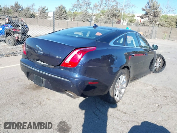 2015 Jaguar XJ with VIN SAJWA1CZ8F8V82299, listed as a IAAI auction lot 40586325 with 1 mi miles. Bid and sale history available at carsss.com. Image 4.