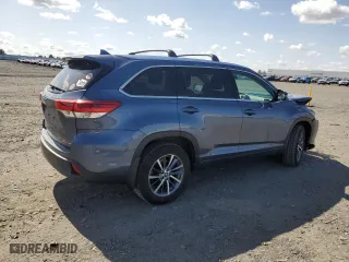 2017 Toyota Highlander XLE with VIN 5TDJZRFH4HS460704, listed as a Copart auction lot 52048665 with 46,214 mi miles and Salvage Title. Bid and sale history available at carsss.com. Image 3.