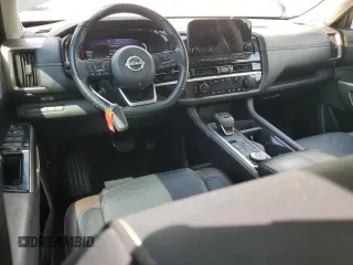 2024 Nissan Pathfinder Platinum z VIN 5N1DR3DK8RC212561, wystawiony jako Copart lot #54729585 z przebiegiem 46 647 mil mil oraz Tytuł czysty. Historia ofert i sprzedaży dostępna na DreamBid. Obrazek 8.
