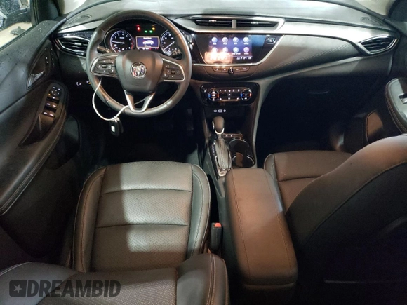 2022 Buick Encore GX Essence z VIN KL4MMFSL6NB106457, wystawiony jako Copart lot #57597985 z przebiegiem 48 601 mil mil oraz Szkoda całkowita • Salvage title. Historia ofert i sprzedaży dostępna na DreamBid. Obrazek 8.