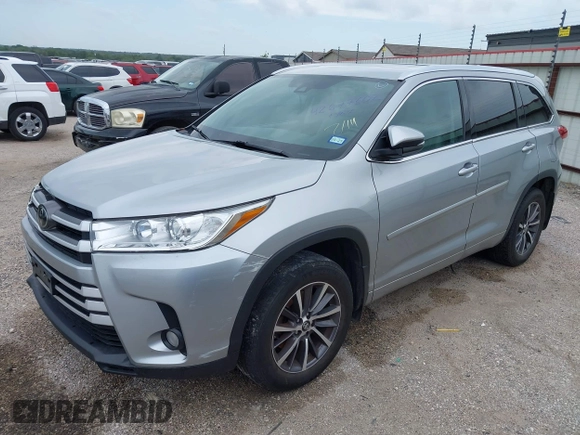2017 Toyota Highlander XLE z VIN 5TDJZRFH6HS509725, wystawiony jako IAAI lot #42677602 z przebiegiem 120 311 mil mil oraz . Historia ofert i sprzedaży dostępna na DreamBid. Obrazek 17.