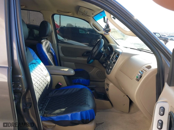 2004 Ford Escape XLT with VIN 1FMYU93174KB10825, listed as a IAAI auction lot 41703192 with 240,355 mi miles. Bid and sale history available at carsss.com. Image 5.