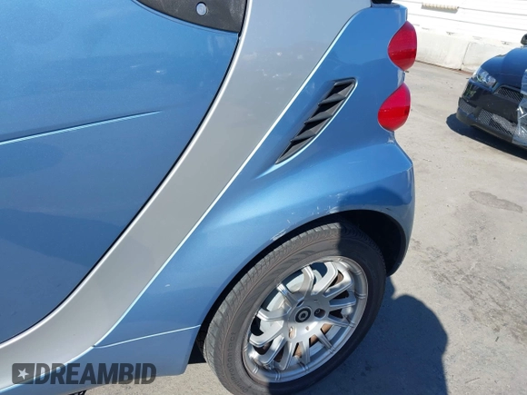 2011 Smart fortwo Passion z VIN WMEEK3BAXBK442980, wystawiony jako IAAI lot #41798704 z przebiegiem 66 576 mil mil oraz . Historia ofert i sprzedaży dostępna na DreamBid. Obrazek 6.