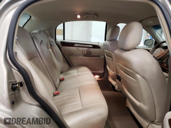 2005 Lincoln Town Car Signature z VIN 1LNHM81W55Y670818, wystawiony jako Copart lot #53279985 z przebiegiem 95 939 mil mil oraz Szkoda całkowita • Salvage title. Historia ofert i sprzedaży dostępna na DreamBid. Obrazek 10.