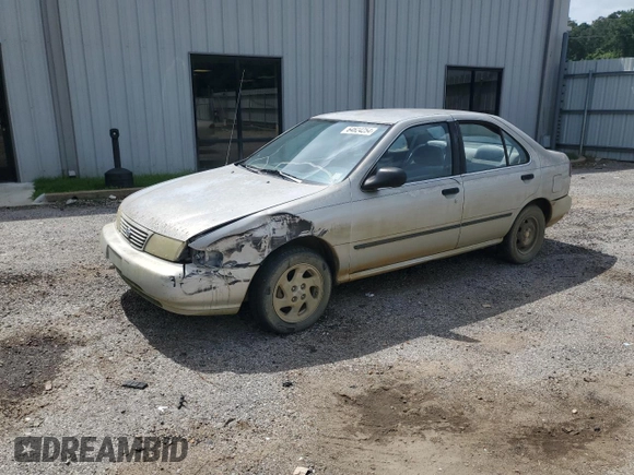 1996 Nissan Sentra XE z VIN 3N1AB41DXTL004753, wystawiony jako Copart lot #47585125 z przebiegiem 239 957 mil mil oraz Szkoda całkowita • Salvage title. Historia ofert i sprzedaży dostępna na DreamBid. Obrazek 1.