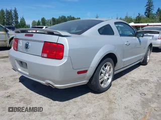 2006 Ford Mustang GT Deluxe z VIN 1ZVHT82H065175045, wystawiony jako IAAI lot #42446022 z przebiegiem 144 165 mil mil oraz . Historia ofert i sprzedaży dostępna na DreamBid. Obrazek 4.