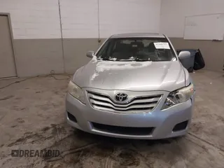 2010 Toyota Camry z VIN 4T4BF3EK4AR021612, wystawiony jako IAAI lot #41308791 z przebiegiem 329 133 mil mil oraz . Historia ofert i sprzedaży dostępna na DreamBid. Obrazek 12.