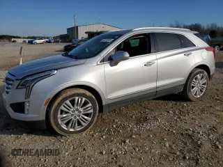 2019 Cadillac XT5 Premium Luxury FWD z VIN 1GYKNERS3KZ118967, wystawiony jako Copart lot #42419035 z przebiegiem 113 917 mil mil oraz Szkody całkowita. Historia ofert i sprzedaży dostępna na DreamBid. Obrazek 1.