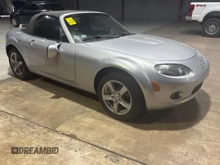 2006 Mazda MX-5 Miata Touring z VIN JM1NC25F460120639, wystawiony jako Copart lot #56597925 z przebiegiem 88 608 mil mil oraz Czysty tytuł • Clean title. Historia ofert i sprzedaży dostępna na DreamBid. Obrazek 1.