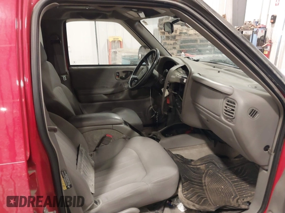 2004 Chevrolet Blazer LS z VIN 1GNDT13X34K157353, wystawiony jako IAAI lot #41089017 z przebiegiem 104 539 mil mil oraz . Historia ofert i sprzedaży dostępna na DreamBid. Obrazek 5.