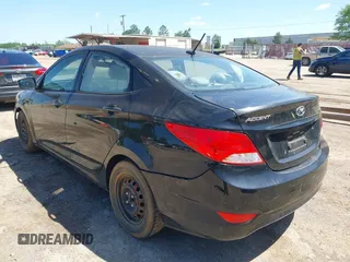 2017 Hyundai Accent SE z VIN KMHCT4AE8HU321550, wystawiony jako IAAI lot #41938309 z przebiegiem 132 016 mil mil oraz . Historia ofert i sprzedaży dostępna na DreamBid. Obrazek 3.