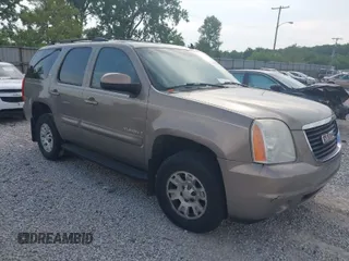 2007 GMC Yukon SLT with VIN 1GKFK13077J337862, listed as a IAAI auction lot 39675655 with 200,800 mi miles. Bid and sale history available at carsss.com. Image 1.