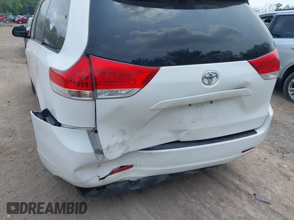 2011 Toyota Sienna XLE AAS z VIN 5TDYK3DC9BS039639, wystawiony jako IAAI lot #42440354 z przebiegiem 291 565 mil mil oraz . Historia ofert i sprzedaży dostępna na DreamBid. Obrazek 6.