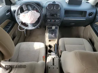 2015 Jeep Patriot Latitude z VIN 1C4NJRFB8FD207205, wystawiony jako Copart lot #58723655 z przebiegiem 181 649 mil mil oraz Szkoda całkowita • Salvage title. Historia ofert i sprzedaży dostępna na DreamBid. Obrazek 8.