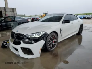 2022 BMW M8 Competition z VIN WBSGV0C01NCJ53223, wystawiony jako Copart lot #76250753 z przebiegiem 25 966 mil mil oraz . Historia ofert i sprzedaży dostępna na DreamBid. Obrazek 1.