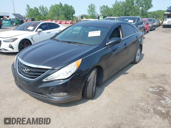 2013 Hyundai Sonata GLS z VIN 5NPEB4AC3DH590686, wystawiony jako IAAI lot #42361510 z przebiegiem 121 719 mil mil oraz . Historia ofert i sprzedaży dostępna na DreamBid. Obrazek 2.